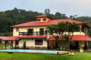 Sítio com 3 suítes +3 quartos, campo e piscina.